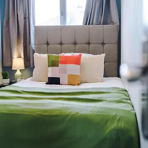 https://family-friendly-3-bed-home-with-free-parking-on-site.yorkshirehotels.net